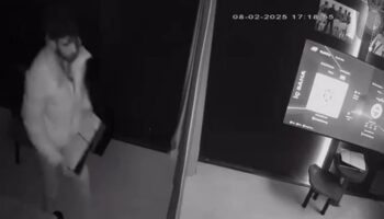 oyun konsolu calan hirsiz kameraya yakalandi BBtyVyF7
