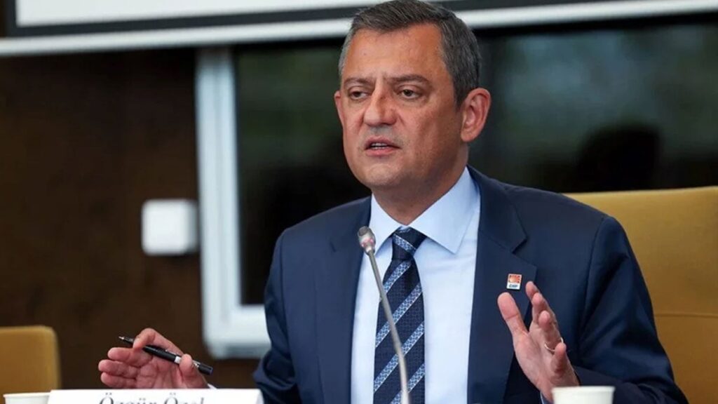 ozgur ozel dugmeye basiyor ak toroslarin pesindeyim tqIN6rM5