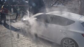 park halindeki otomobil yandi HmKfe3fD