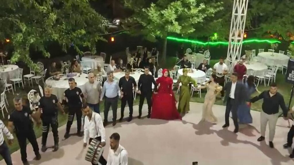 polislerden buyuk vefa kina gecesinde yalniz birakmadilar 6Ux5wQNF