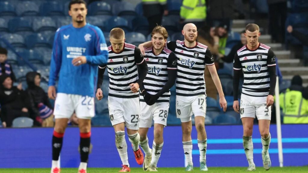 rangers queens parka yenilerek iskocya kupasina veda etti MERO27Aa