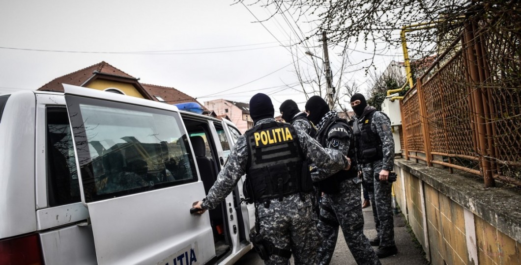 romanyadaki sokak catismasinda kan dokuldu polis 15 eve baskin duzenledi 0 2NMmImYy
