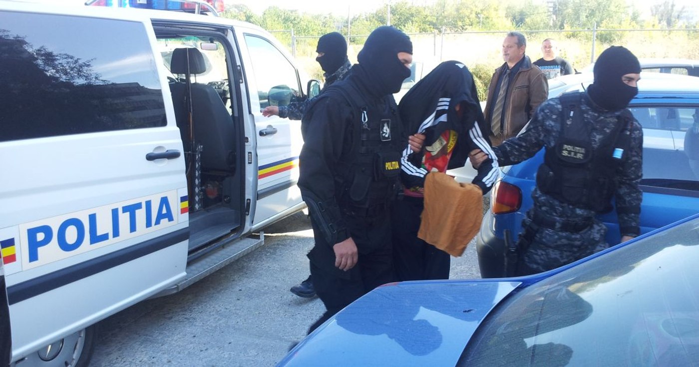 romanyadaki sokak catismasinda kan dokuldu polis 15 eve baskin duzenledi 2 T7E2GLAP
