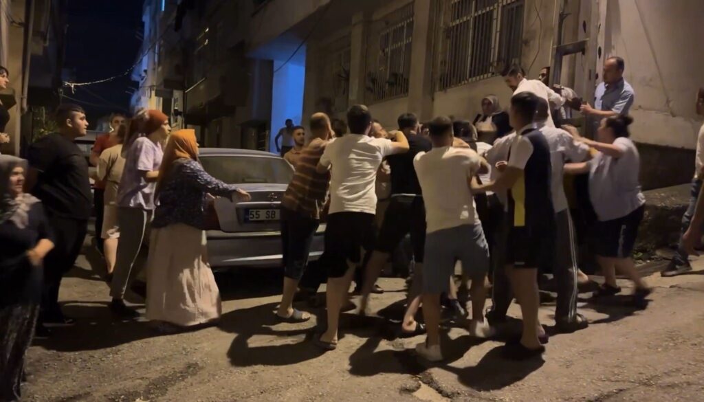 Samsun'da sokak ortasında park yeri kavgası: Tekme ve yumruklarla birbirlerine girdiler 1 samsunda sokak ortasinda park yeri kavgasi tekme ve yumruklarla birbirlerine girdiler 88Wdfl52