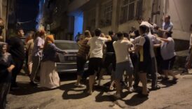 samsunda sokak ortasinda park yeri kavgasi tekme ve yumruklarla birbirlerine girdiler 88Wdfl52