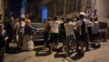 samsunda sokak ortasinda park yeri kavgasi tekme ve yumruklarla birbirlerine girdiler 88Wdfl52