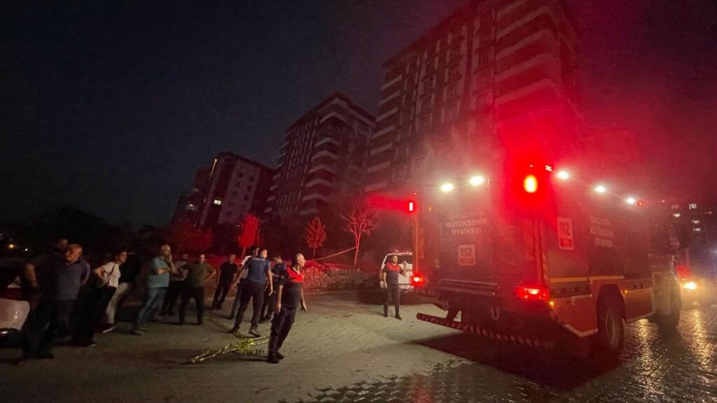 sanliurfada evde cikan yanginda 3 kisi dumandan etkilendi VZ6a53lV
