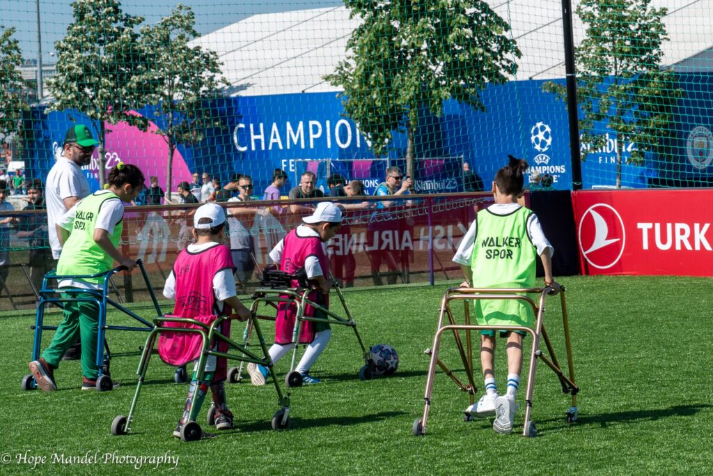 serebral palsili cocuklar sahada profesyonel futbolculari aratmiyorlar IR1Y4ZEl