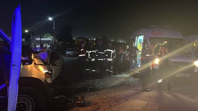 servis minibusu ile otomobil carpisti 1 BsFm8KAv