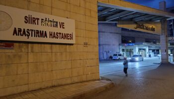 siirtte minibusun carptigi 12 yasindaki kiz agir yaralandi 7pSqMHzS