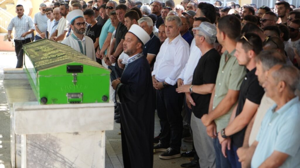 silahli saldirida hayatini kaybeden belediye meclis uyesi topraga verildi bj7MRZWX