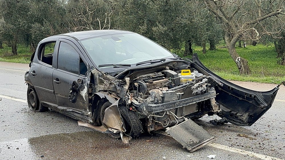 su kanalina carpan otomobilin surucusu yaralandi 0 tjyVKhhw