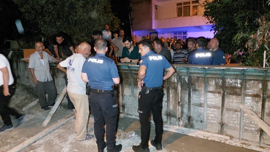 tapulu arsam diye yolu beton duvar ile kapatinca mahalleli isyan etti JwmXp5Gs