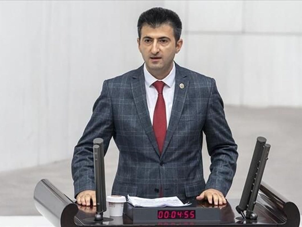 tegmen celebi gecmisi unuttu siyasi lideri milliyetci ilan etti 0 a9CyDQcK