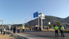 ticari arac ile motosikletin carpistigi feci kaza kamerada 1 olu 1 yarali t4gv8VuG