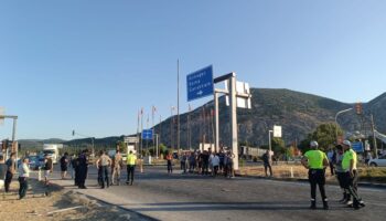 ticari arac ile motosikletin carpistigi feci kaza kamerada 1 olu 1 yarali t4gv8VuG