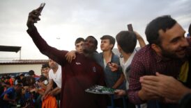 trabzonsporlu futbolcular taraftarlariyla bulustu E8SBFmjK
