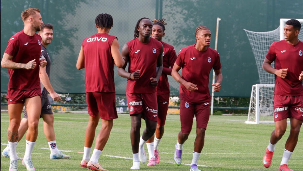 trabzonsporun istanbul yolcusu erzurum kampindan ayriliyor IDGyddU6