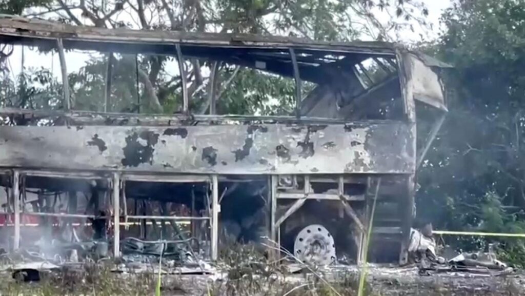 ulkede korkunc kaza otobusle kamyon carpisti 41 kisi oldu eywCHS45