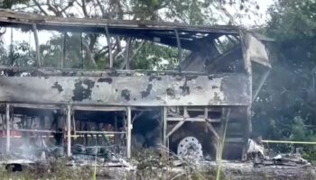 ulkede korkunc kaza otobusle kamyon carpisti 41 kisi oldu eywCHS45