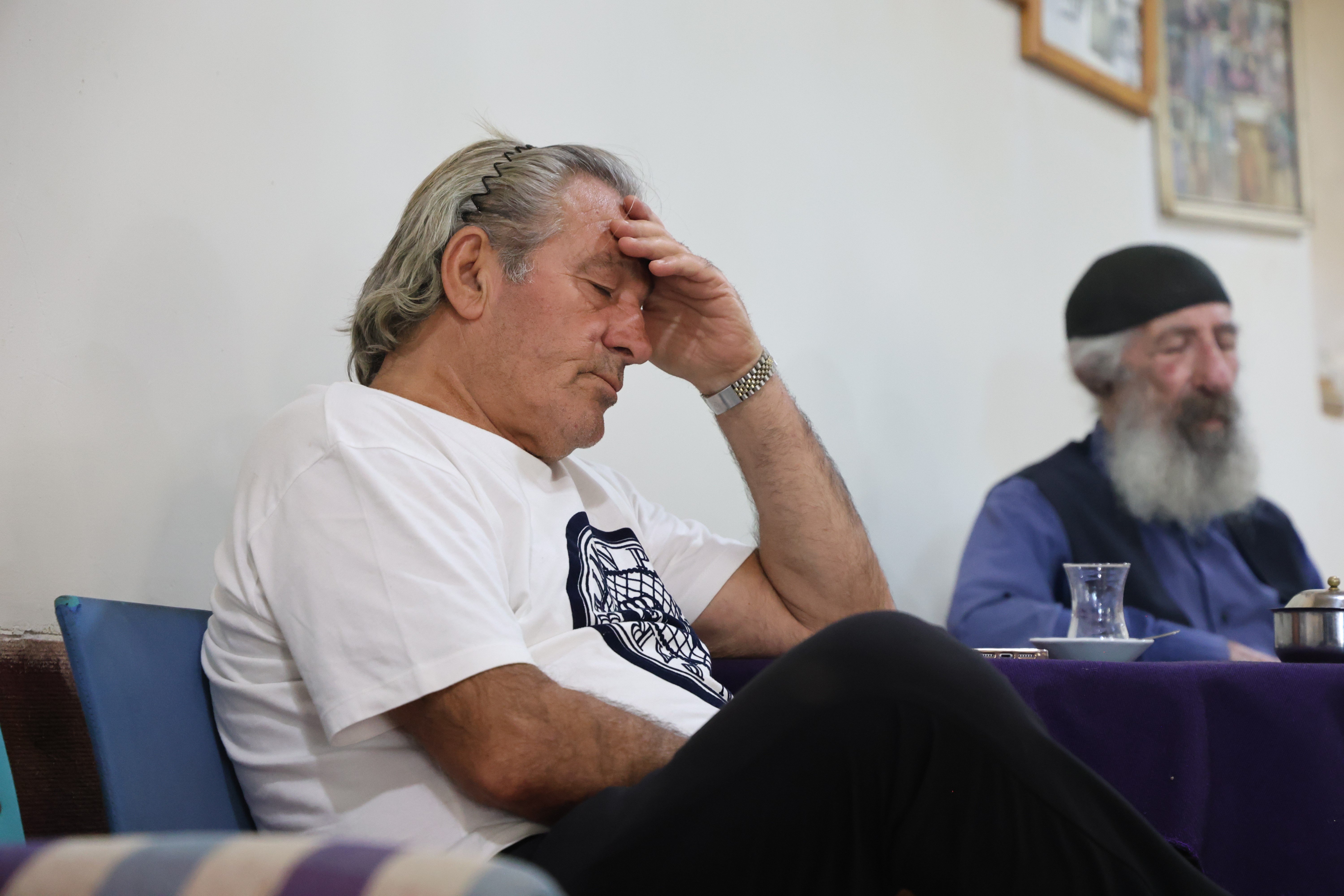 uyutan kahvehane gelen kisa surede uykuya daliyor 0