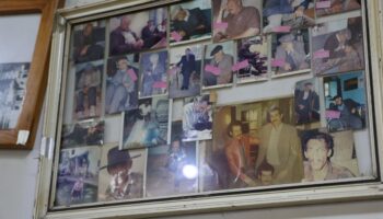 uyutan kahvehane gelen kisa surede uykuya daliyor hlRcvN26