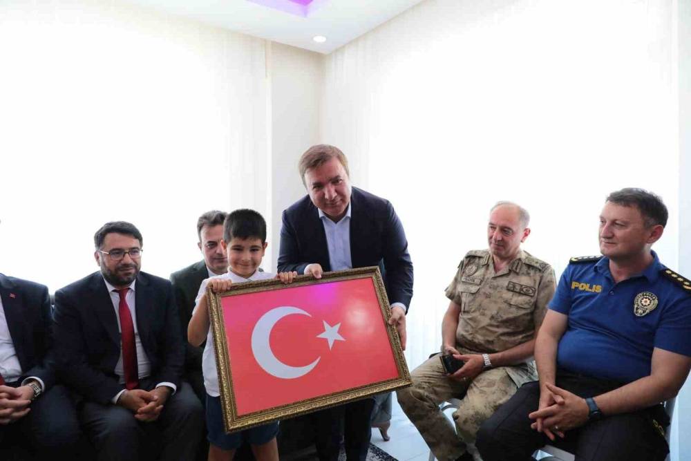 validen sehit ailesine ziyaret 1 SYW79VNP