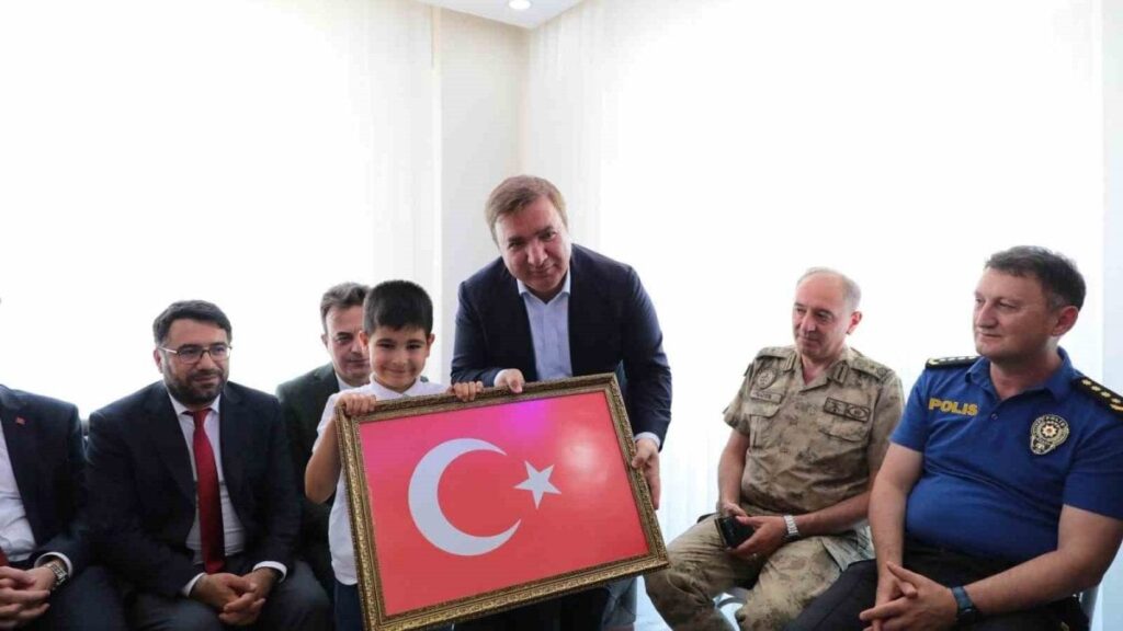 validen sehit ailesine ziyaret js9aApWj