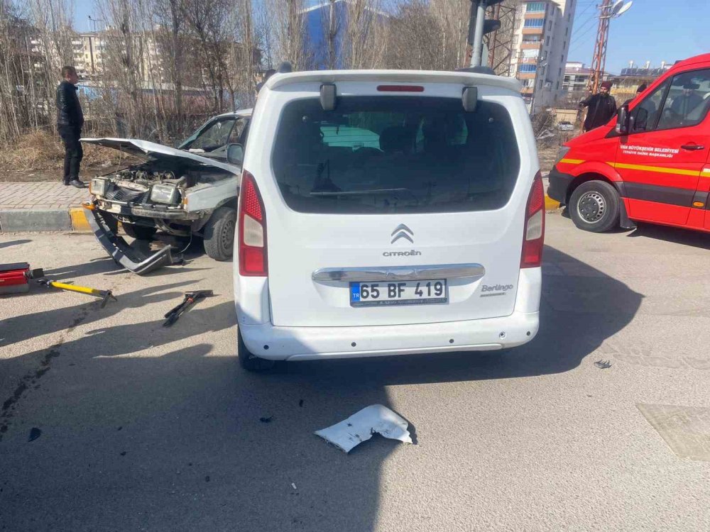 vanda kamyonet ile otomobil carpisti 3 kisi yaralandi 1 KpgeJHuA