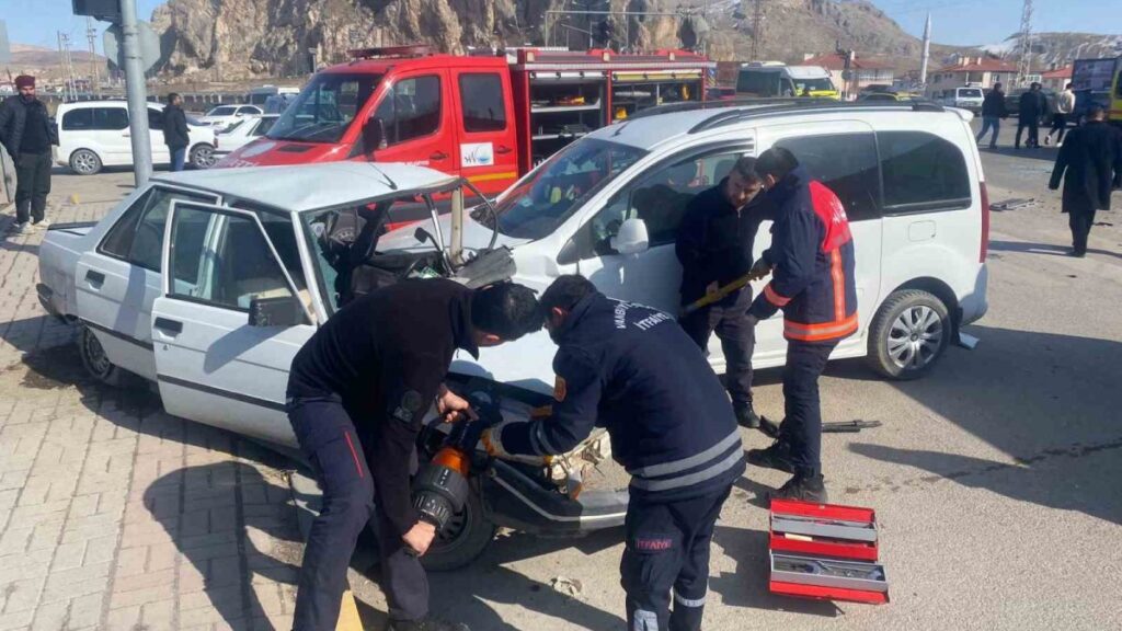 vanda kamyonet ile otomobil carpisti 3 kisi yaralandi BVrEvgEG