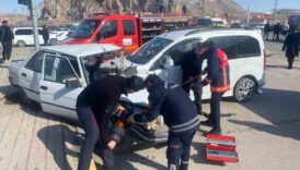 vanda kamyonet ile otomobil carpisti 3 kisi yaralandi BVrEvgEG