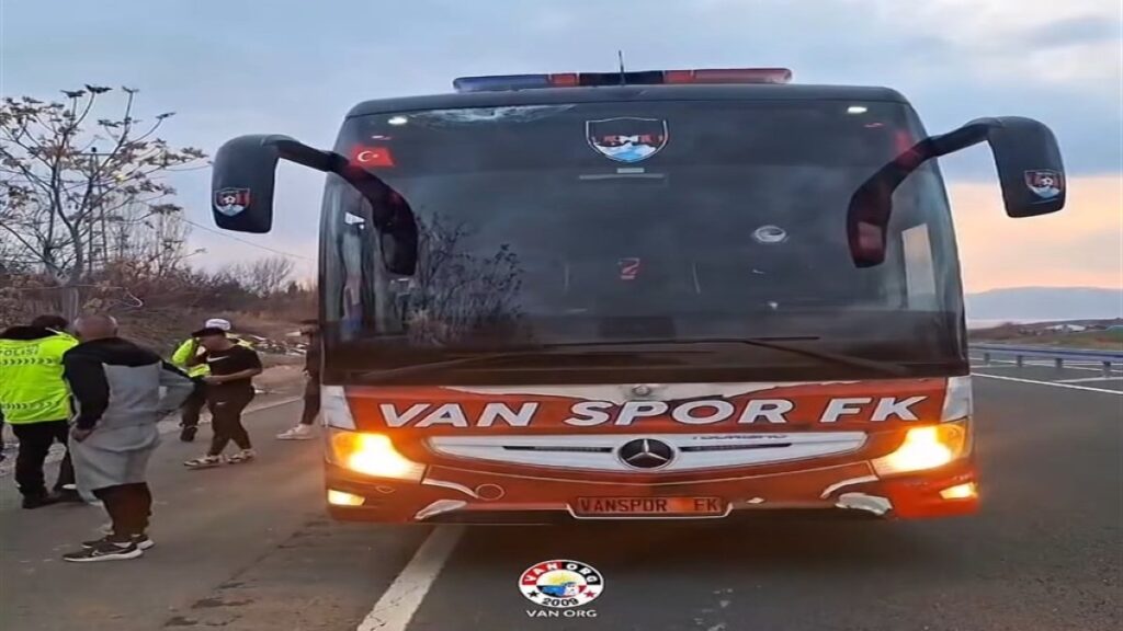 vansporun takim otobusune tasli saldiri 8jlYl7Lt