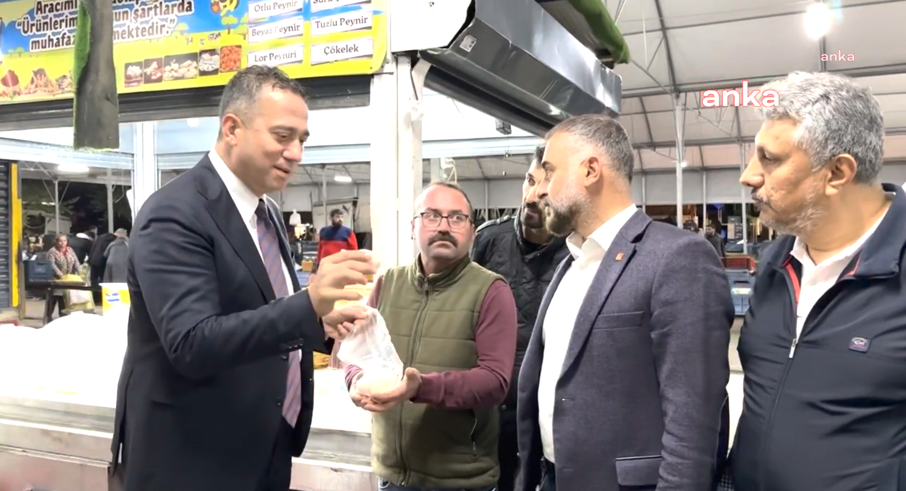 vatandas pazarda artik topladi o anlar yurekleri sizlatti ucuz diye kirik yumurta seciyoruz 0 Al1JdSJs
