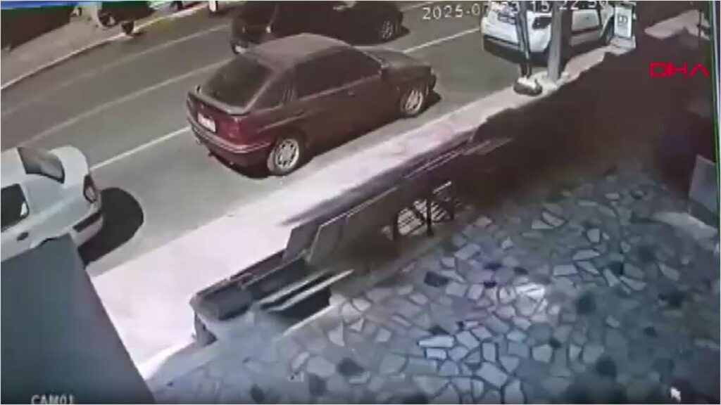 yalovada luks cip park halindeki 2 otomobile carparak devrildi I1sHsIyP