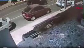 yalovada luks cip park halindeki 2 otomobile carparak devrildi I1sHsIyP