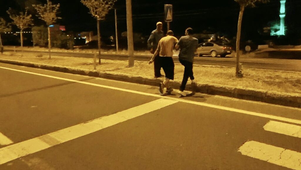 yari ciplak alkollu araclarin onune atladi fdcMwjXN