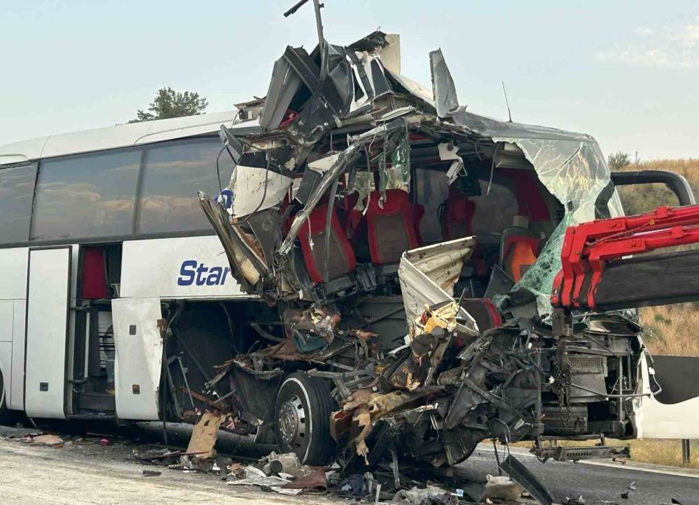 yolcu otobusu tira carpti cok sayida yarali var 0 RCsBnItF