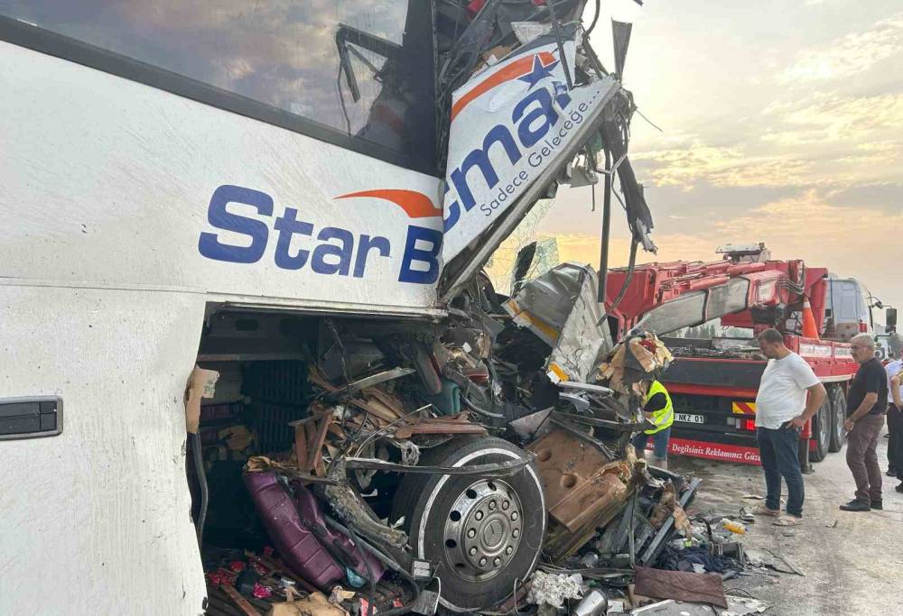 yolcu otobusu tira carpti cok sayida yarali var 1 cndjpgez