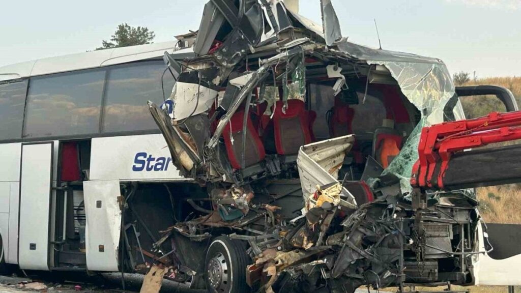 yolcu otobusu tira carpti cok sayida yarali var 4LbnAn2e