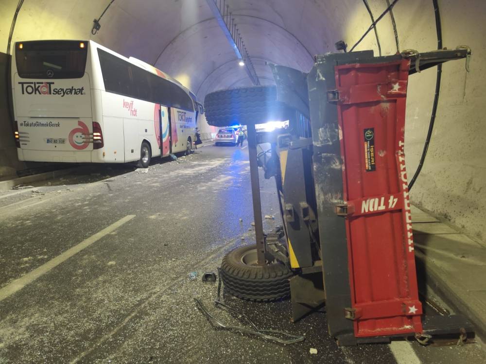 yolcu otobusu traktorle carpisti yarali var 1 HcuaN6sW