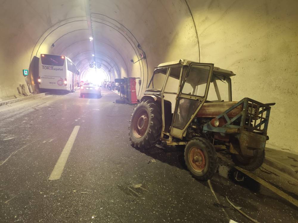 yolcu otobusu traktorle carpisti yarali var 2