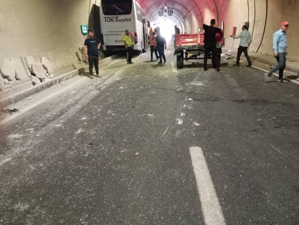 yolcu otobusu traktorle carpisti yarali var 4 1X241YWC