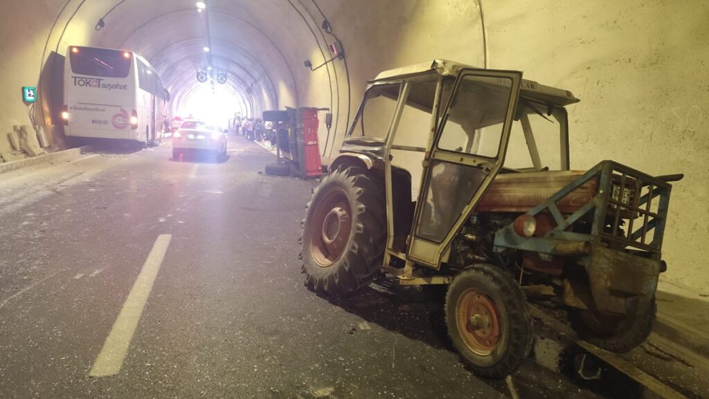 yolcu otobusu traktorle carpisti yarali var WwrIsssZ