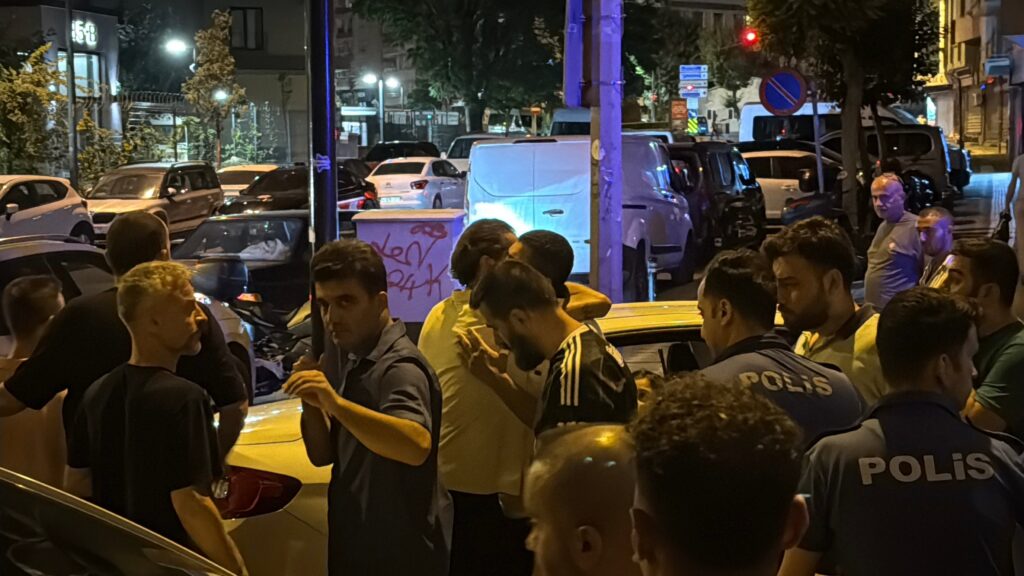 Zeytinburnu'nda intihar teşebbüsünde bulunan şahıs 5 saatin sonunda ikna edildi 1 zeytinburnunda intihar tesebbusunde bulunan sahis 5 saatin sonunda ikna edildi KsNRqW33