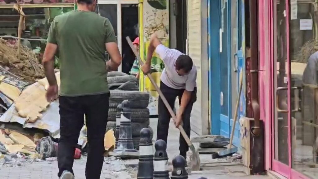 zonguldakta yikim sirasinda molozlar yola dokuldu wFhTSGJg