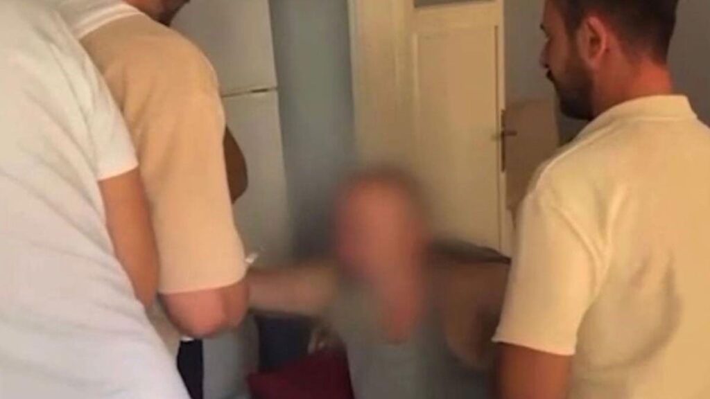 44 yil hapis ve 89 bin tl para cezasi ile araniyordu firari zanli yakalandi 3MsKFjQT