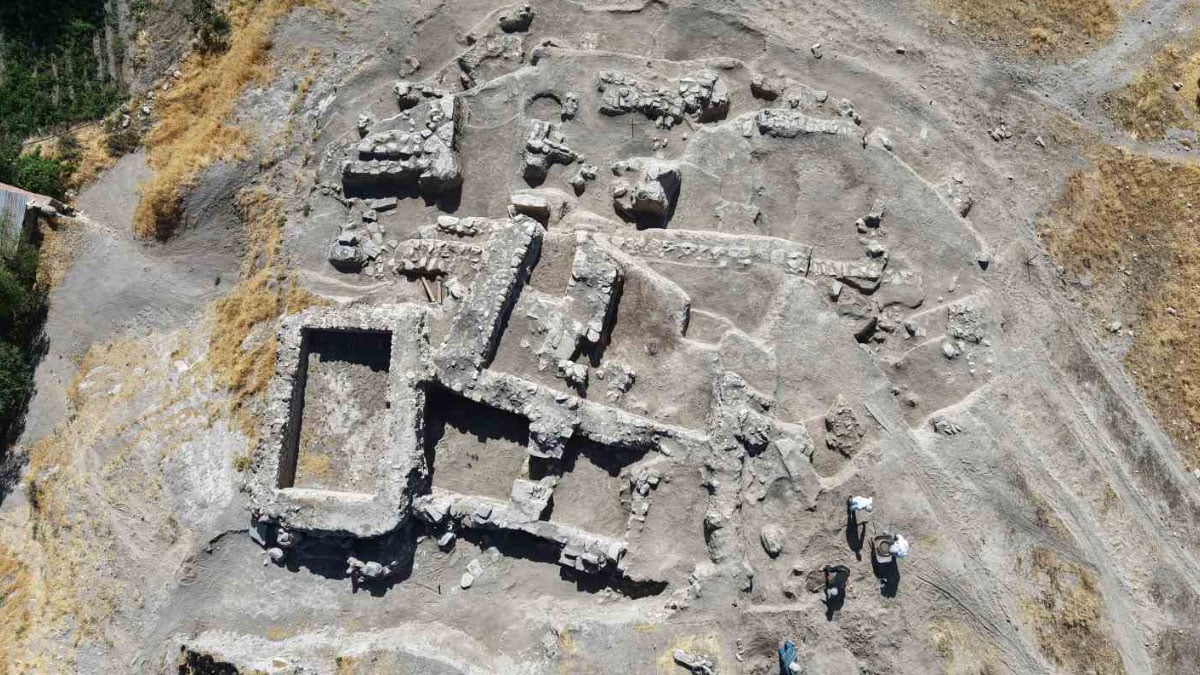 6 bin yillik tapinaktan sonra tadim kalesinde insan ve hayvan kemikleri ortaya cikti 0 kPgLAmGQ