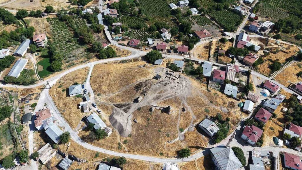 6 bin yillik tapinaktan sonra tadim kalesinde insan ve hayvan kemikleri ortaya cikti CjsCiIlO