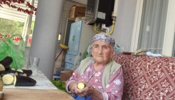 96 yasinda genclere tas cikartti SZC9ZyEO