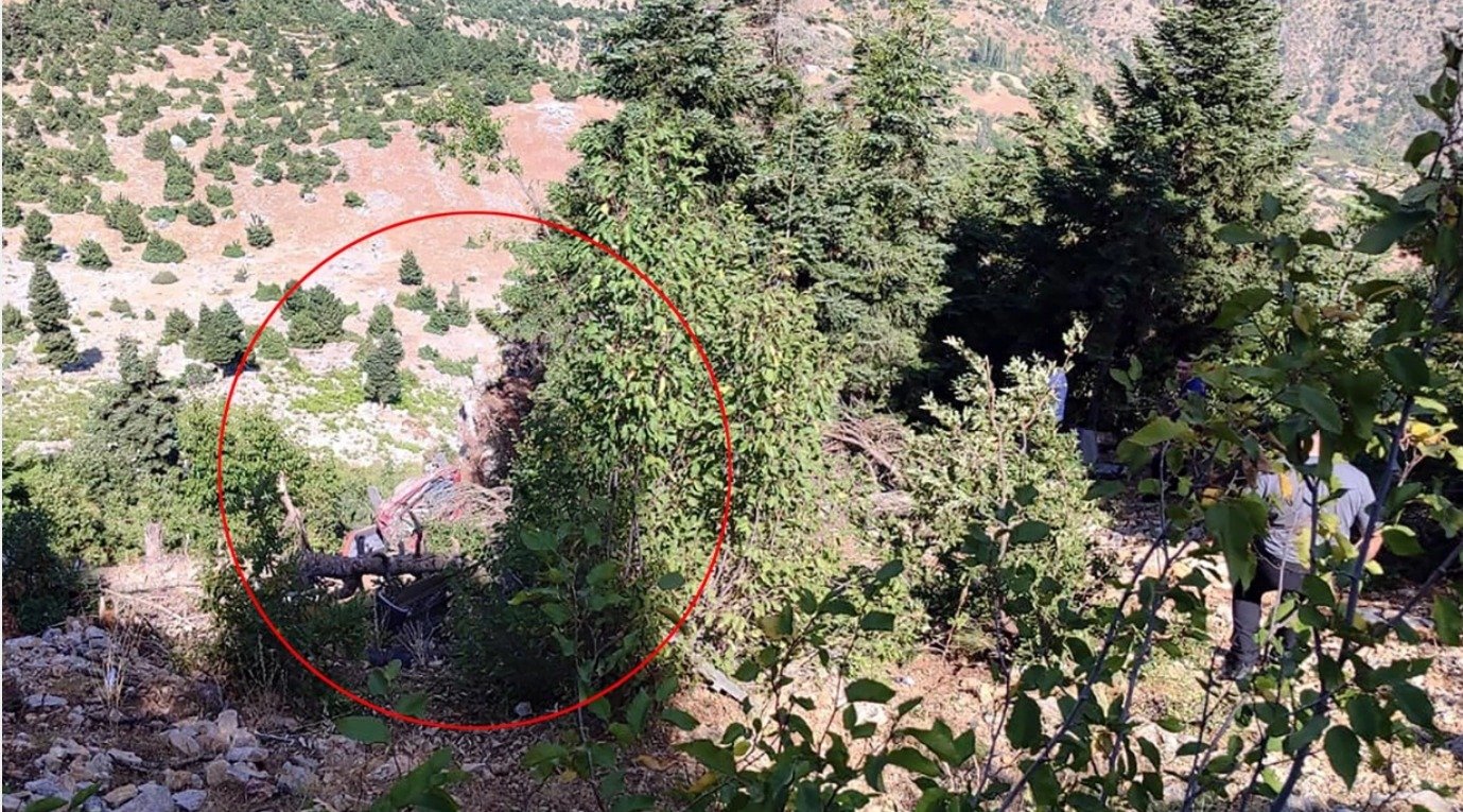 adanada feci kaza otomobil ucuruma yuvarlandi 2 kisi yasamini yitirdi 0